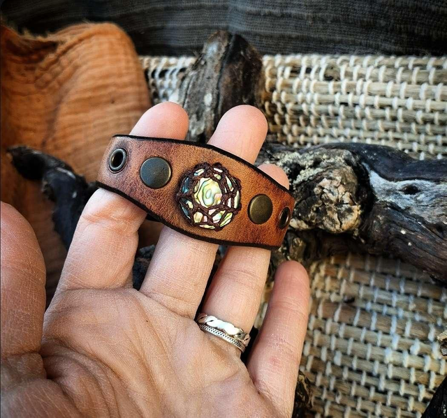 Bracelet fin avec sa pierre en nacre d&#039;ormeau 