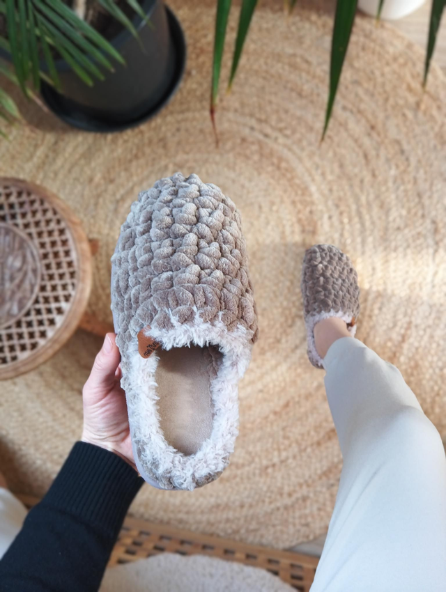 Heboučké plyšové pantofle, caffe