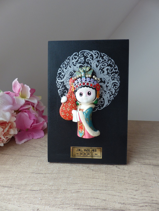 Petit tableau d’art traditionnel chinois - Statuette de femme musicienne d’opéra en argile peinte à la main - Décoration murale ou de bureau