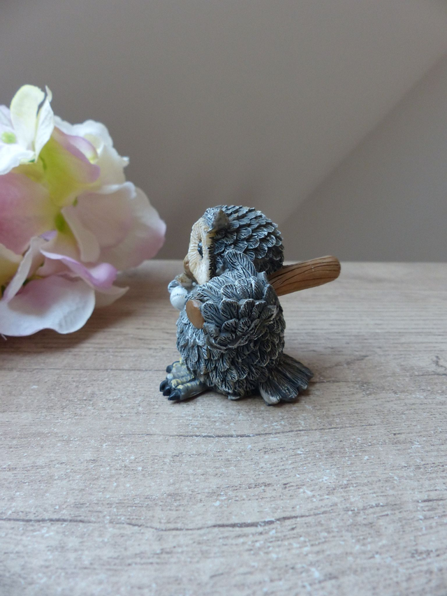 Figurine Hibou Américain Sportif avec Batte de Baseball, Sculpture Hibou en Résine Collection Cadeau Sportif, Figurine Hibou Métier et Sport
