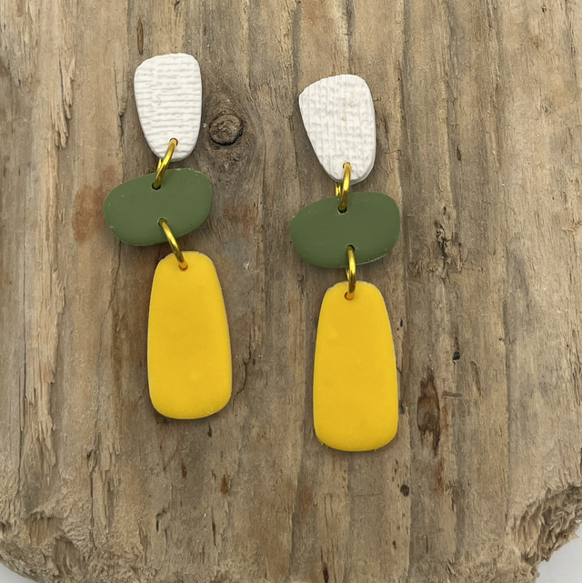 White, green and yellow pebbles