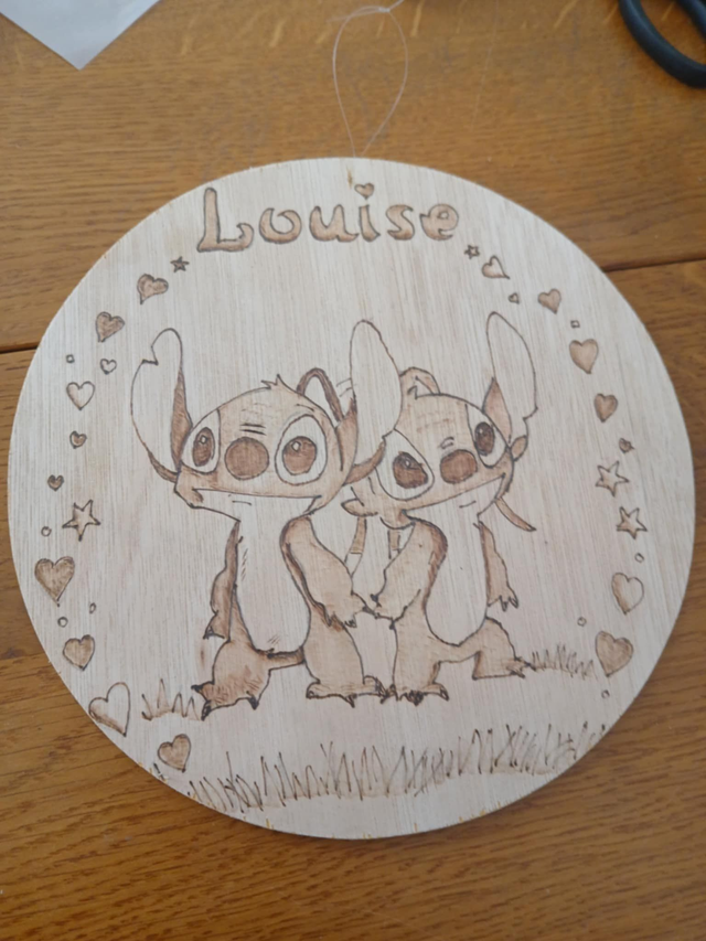 Portrait illustré personnalisé sur bois – Pyrogravure artisanale