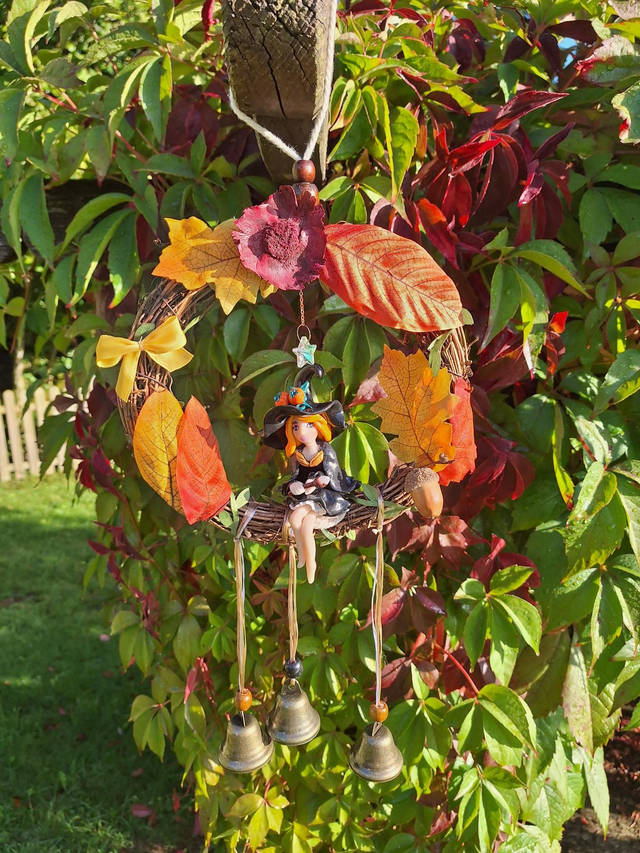 Couronne cloches de Sorcière et sa gardienne 