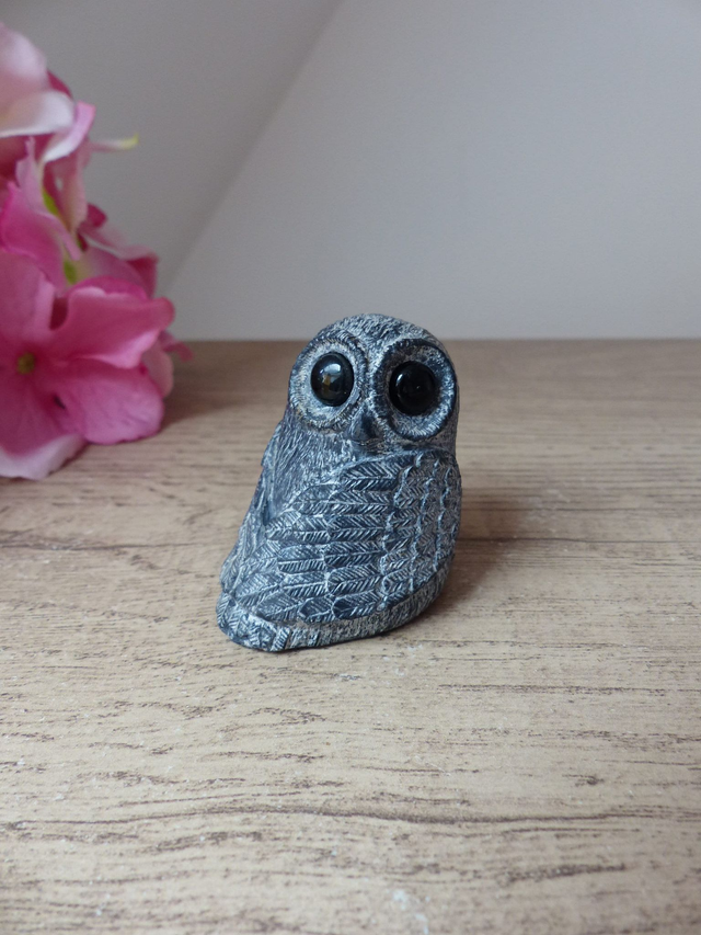 Sculpture vintage chouette en pierre de savon aux grands yeux noirs – Edmund Wolf Design fait main au Canada – Pour collection ou bureau