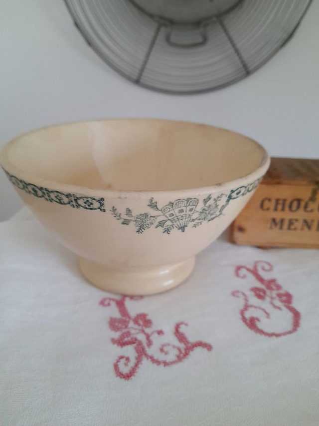 Bol ancien patiné bleu-vert