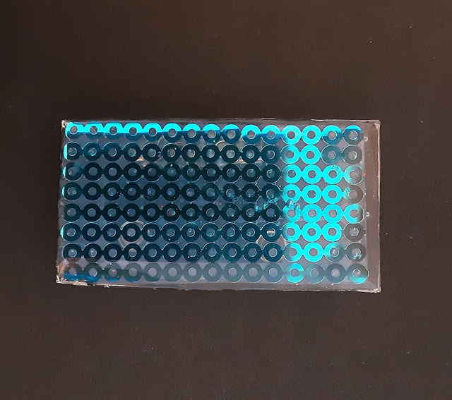 Broche rectangle moyen collection Mouna paillette fond transparent et motif cercle bleu lagon électrique