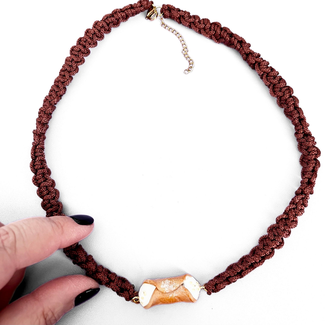 Collana Siciliana Cannolo Gusto Ricotta e Granella di Nocciole – Artigianale in Argilla Polimerica, Regolabile