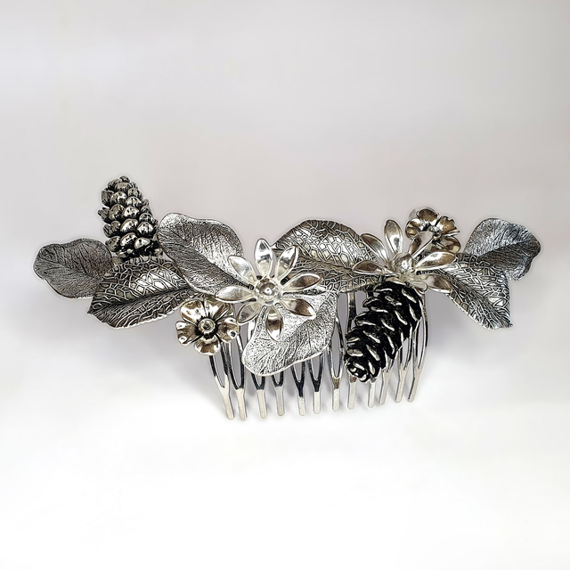 Pina Peineta plateada con flores, hojas y piñas de metal 