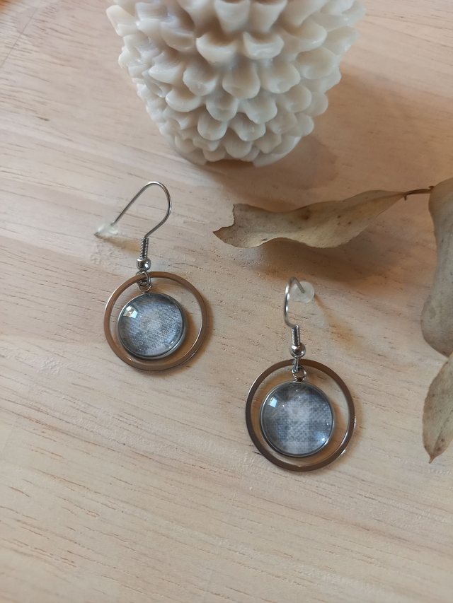 Boucles d&#039;oreilles Cabochon - tissu carreaux gris blanc - cercle