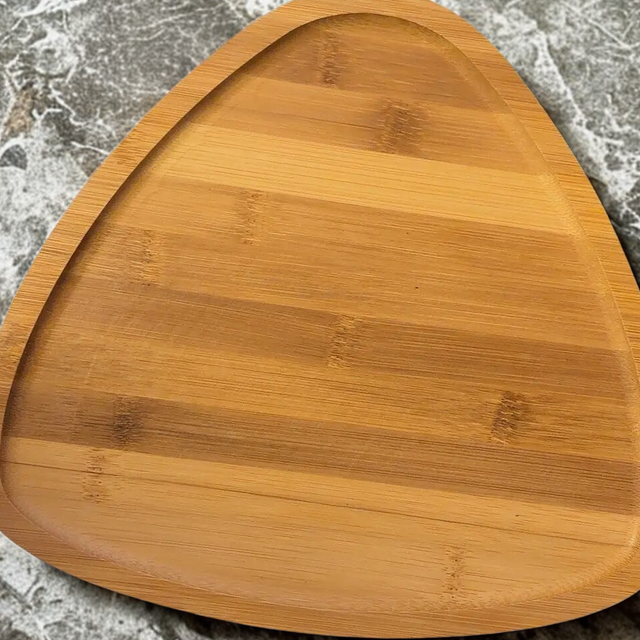 Planche avec fleur de vie gravée