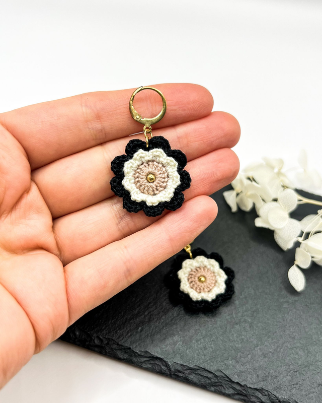 Boucles d’oreilles fleurs Corolles ~ M ~ Noir / Blanc