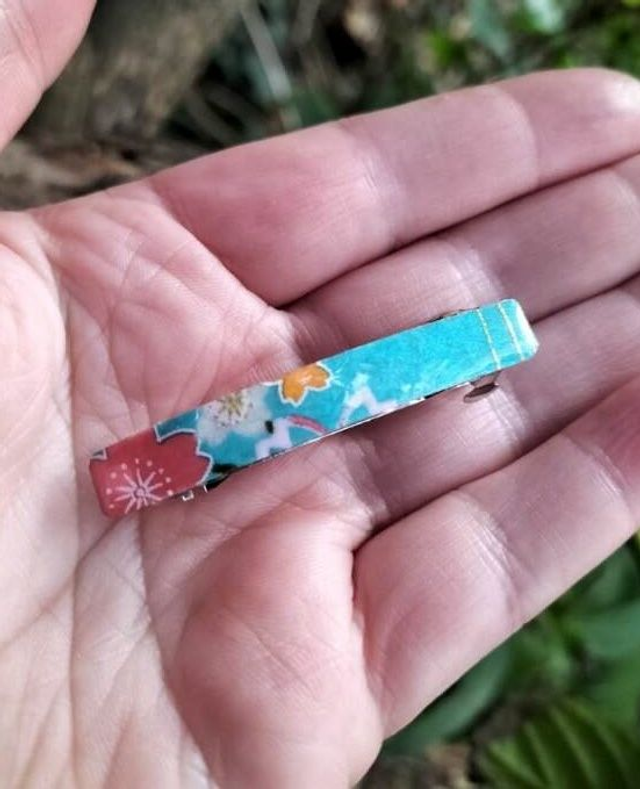 Petite Barrette en Papier Japonais – Élégance et Lumière