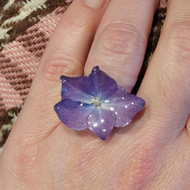 Bague Hortensia – Bijou floral fait main en résine brillante, taille 52