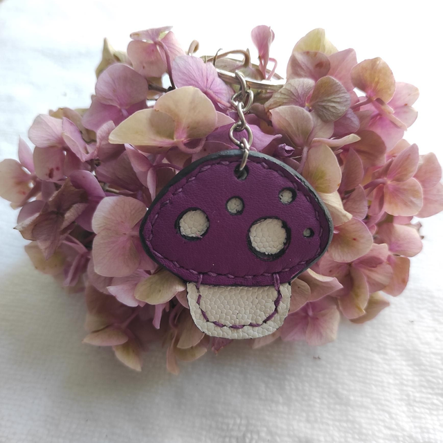 Porte clés champignon violet 