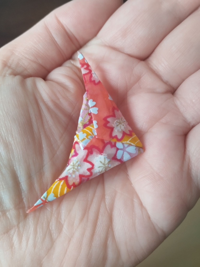 Broche cerf-volant corail fleurie