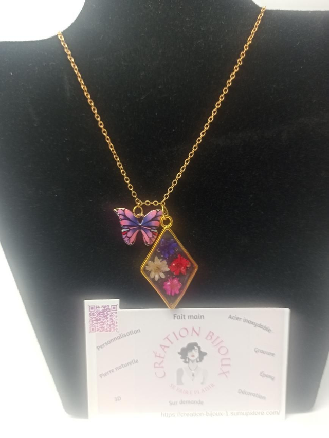 Collier époxy avec fleurs et papillon