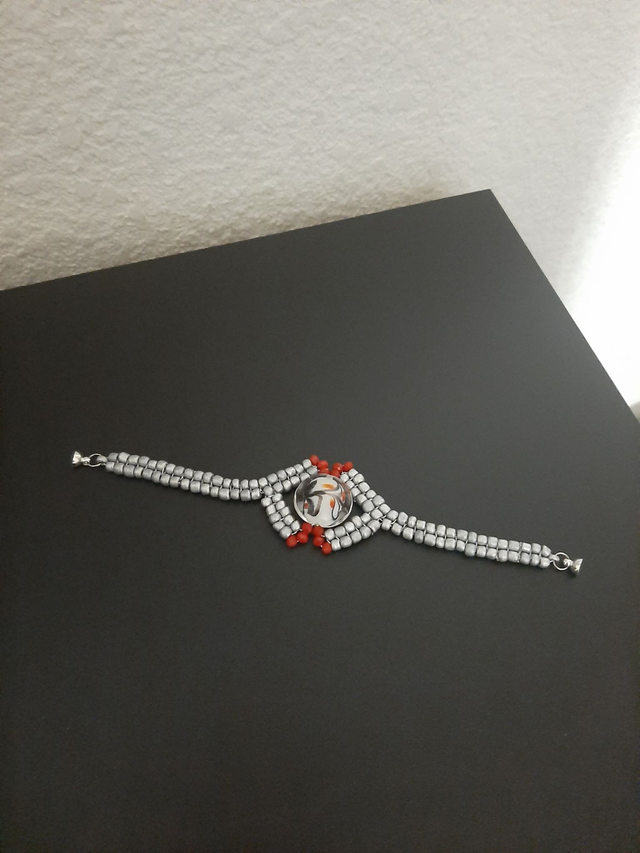 bracelet argenté œil verre murano blanc- rouge, tissé  en  crystal et perles rocailles  fermoir magnétique 		