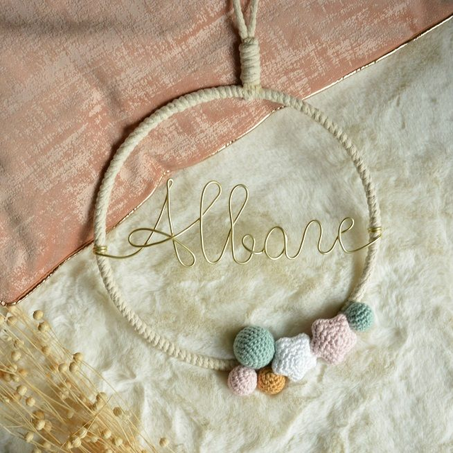 Couronne murale étoile tons rose pâle, bleu, jaune (20cm)