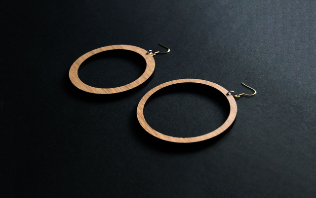 Boucles d&#039;oreilles &quot;silhouette&quot; - chêne massif - Collection Arasy