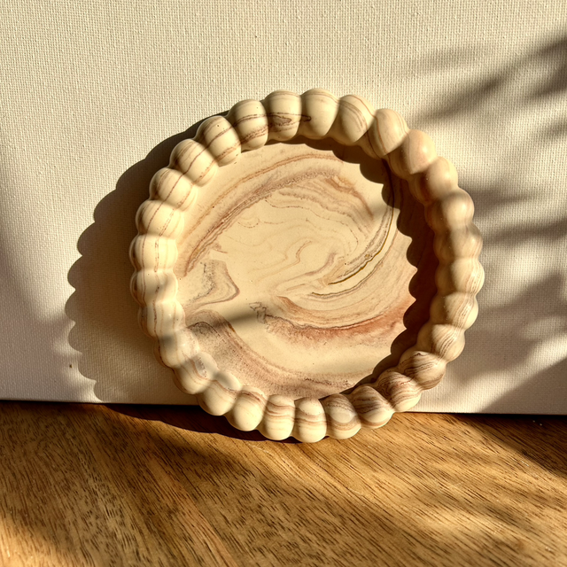 Vide-poches beige avec effet marbre terracotta