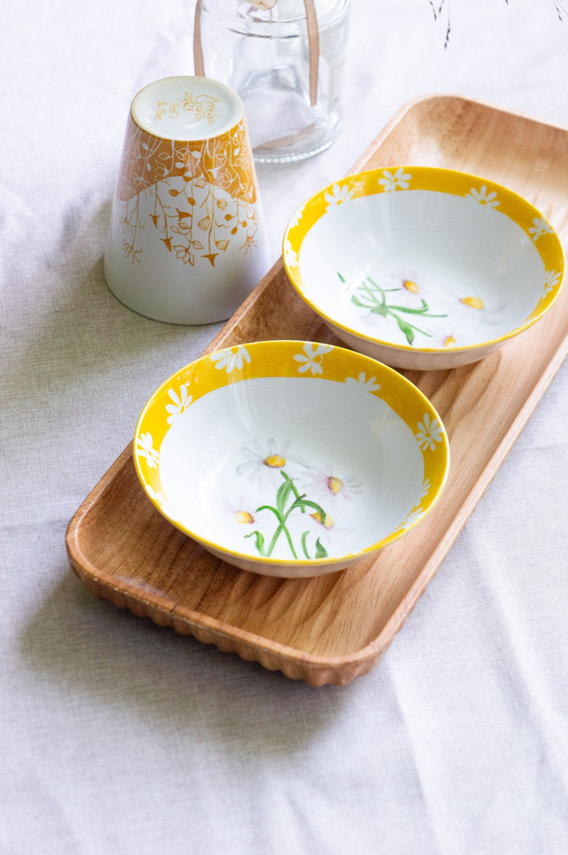 Duo de coupelles en porcelaine fine, motif marguerites peint à la main, décor estival et champêtre, pièces artisanales uniques