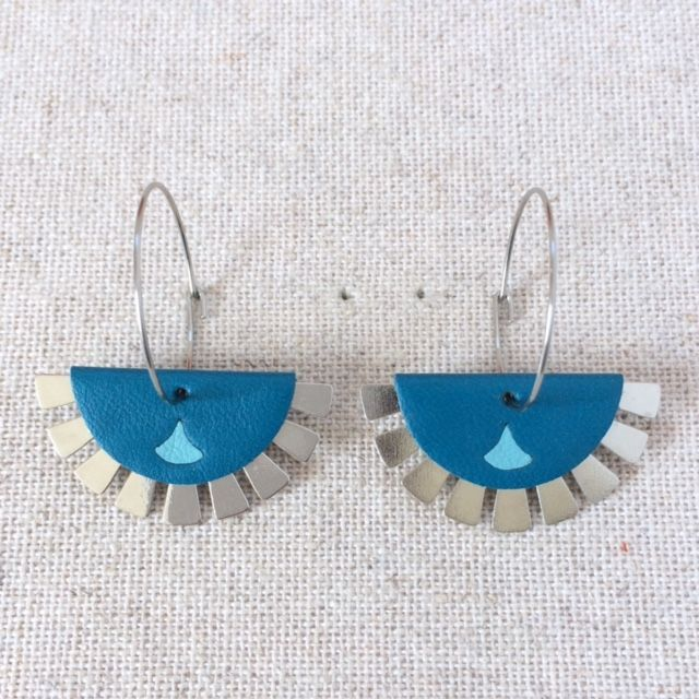 Boucles d’oreilles « Let the sun shine » argentées, cuir bleu canard et turquoise