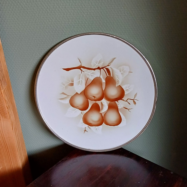 Taartplateau Taartschaal Dienblad | Rond Keramische tegel &#039;Peren&#039; motief Verzilverd metaal op pootjes (diameter 30 | hoogte 2 cm) | Vintage