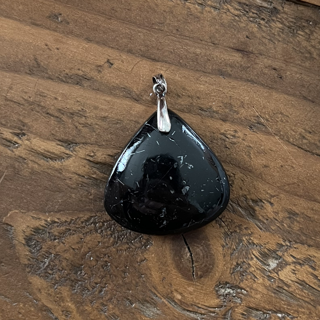 Pendentif en Tourmaline Noire et bélière argent 