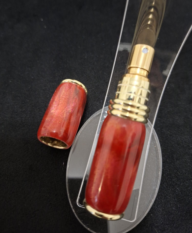 Vaporisateur de parfum doré en résine rouge