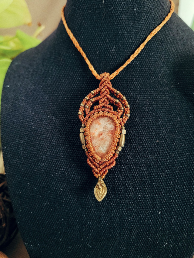 Pendentif en micro-macramé – pierre de soleil et perles