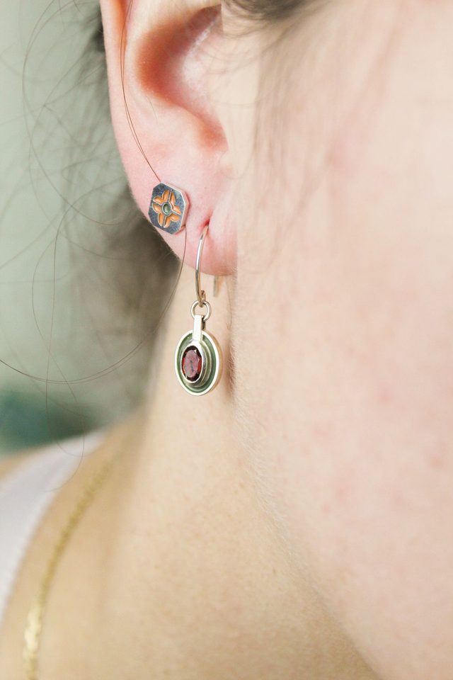 Boucles d'oreille puces émaillées fleur | Orange & vert olive