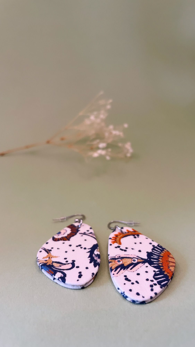 Boucles d'oreilles carton et tissu imprimé forme triangulaire, collection « kashemire » - tons blanc, bleu et orangé