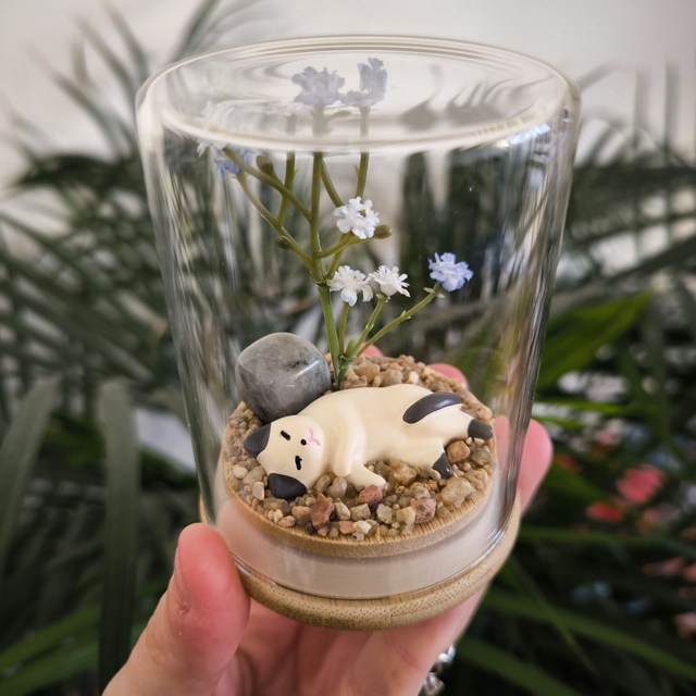 Ami protecteur - Chat couché blanc et gris (labradorite)