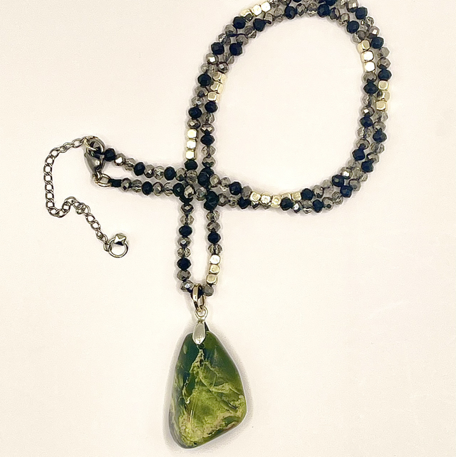 C88 - Collier perles verre et argentées pendentif jade néphrite 