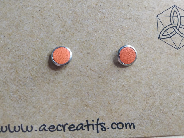 Boucles d&#039;oreilles puces cuir orange 