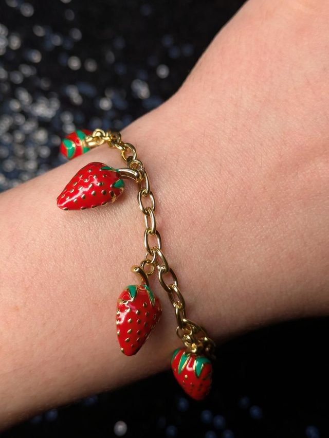 Bracelet breloque email fraises 
