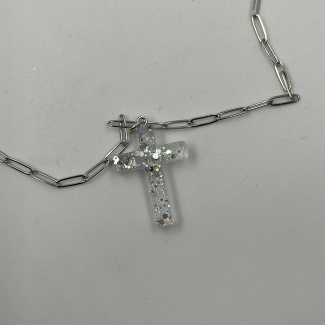Collier en acier inoxydable et croix en résine