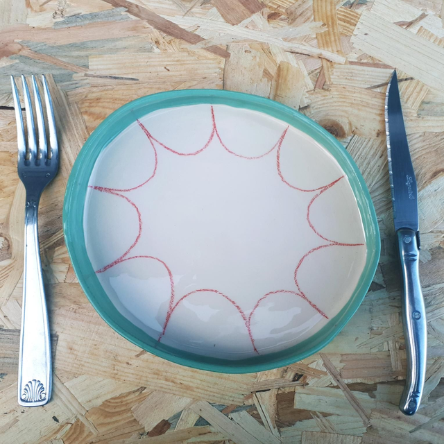 Assiette verte à rebord