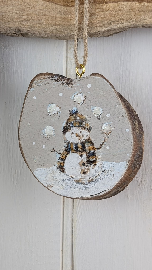 Snowman juggling - Log slice
