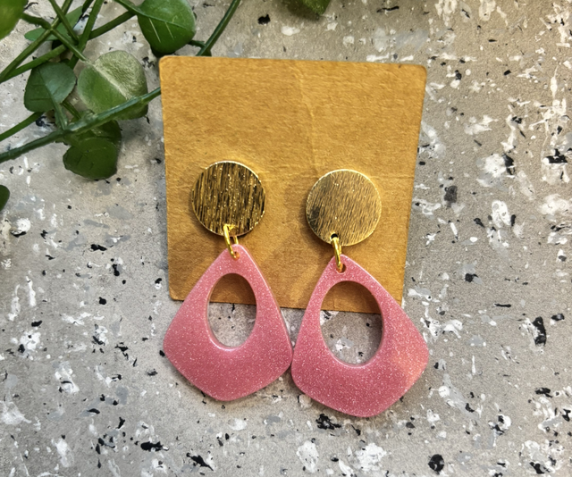 Boucles d’oreilles résine rose et doré 