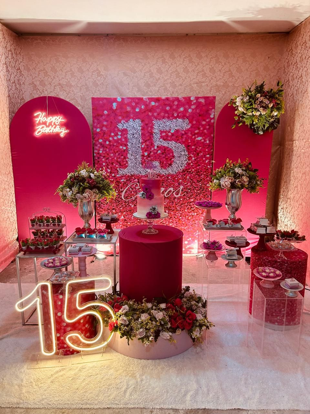 DECORAÇÃO 15 ANOS MINI LUXO - SERVIÇO