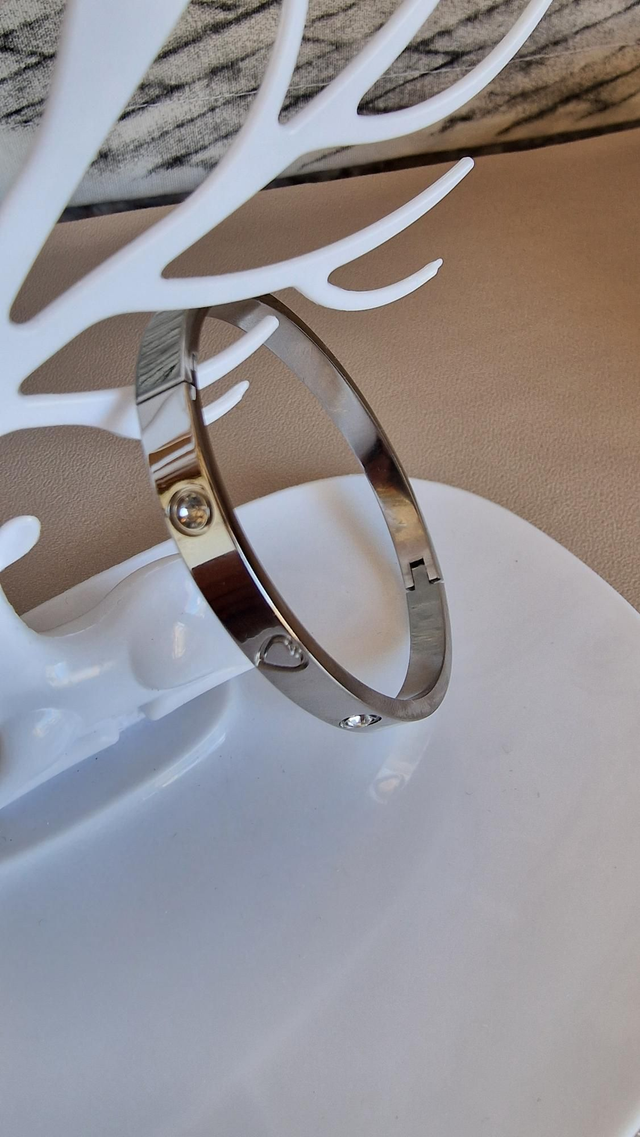 Pulsera rígida plateada con corazones (acero)