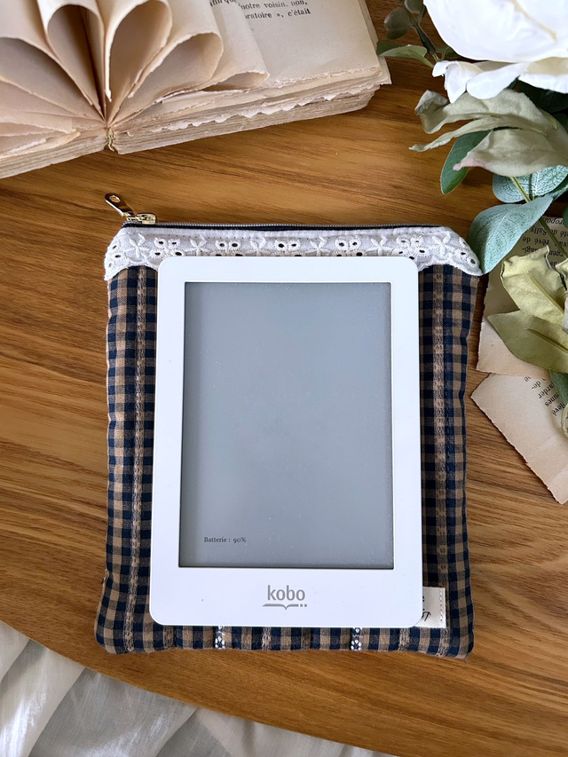 Pochette à liseuse Emily en vichy avec broderie anglaise