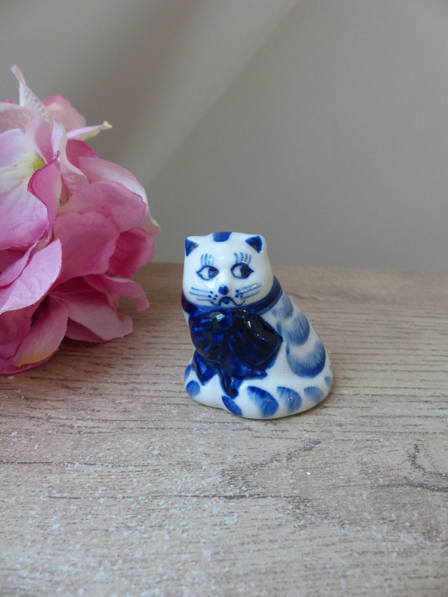 Figurine Chat en Céramique Bleu Cobalt et Blanc Peint Main – Petit Chat Assis avec Ruban – Miniature Vintage – Cadeau Amoureux des Chats