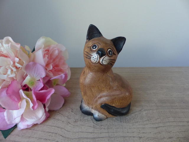Figurine chat assis siamois marron et beige bois sculpté peint main, chat artisanal en bois, petit chat mignon décoratif pour maison cadeau