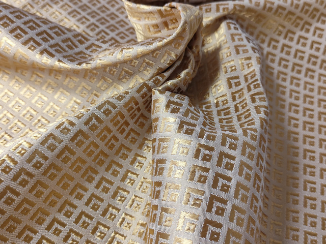 Brocado Tuejar color oro