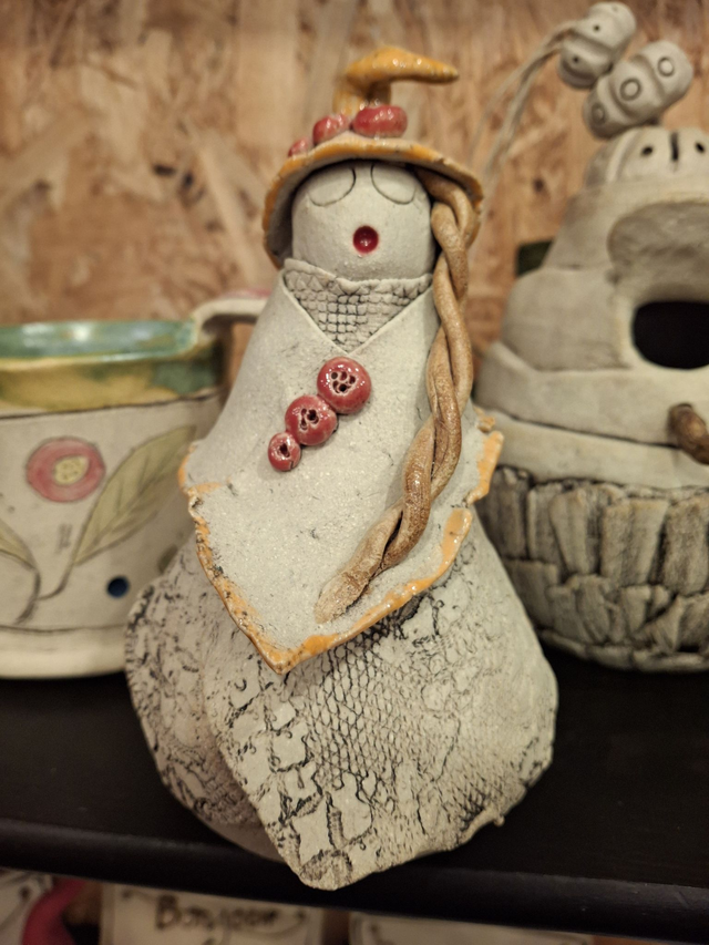 Fée dentelle chapeau orange en grès