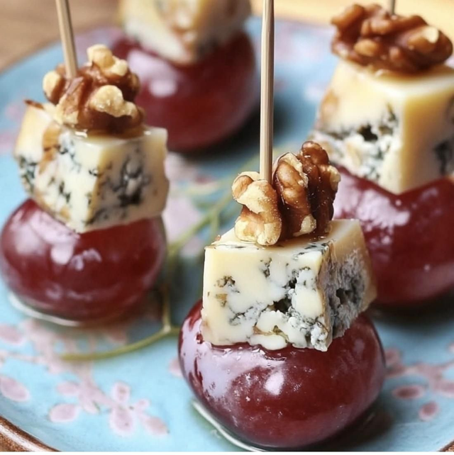 Brochettes raisin, roquefort et noix