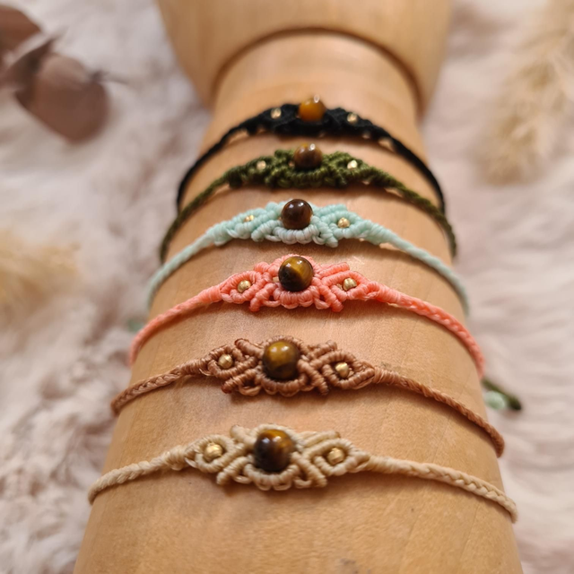 Bracelet fin en macramé avec perle naturelle et perles dorées 