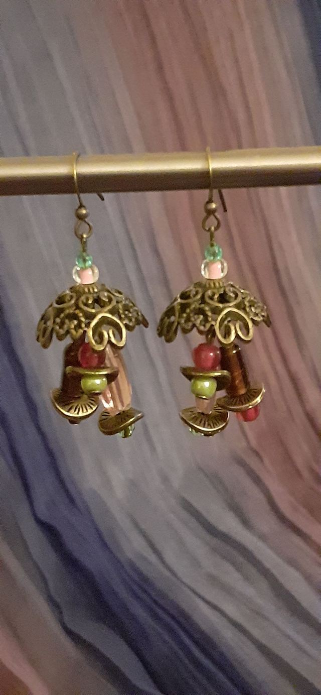 Kurv Boucles d'oreilles pendantes, breloque forme corbeille, petites perles, rose, violet, vert anis